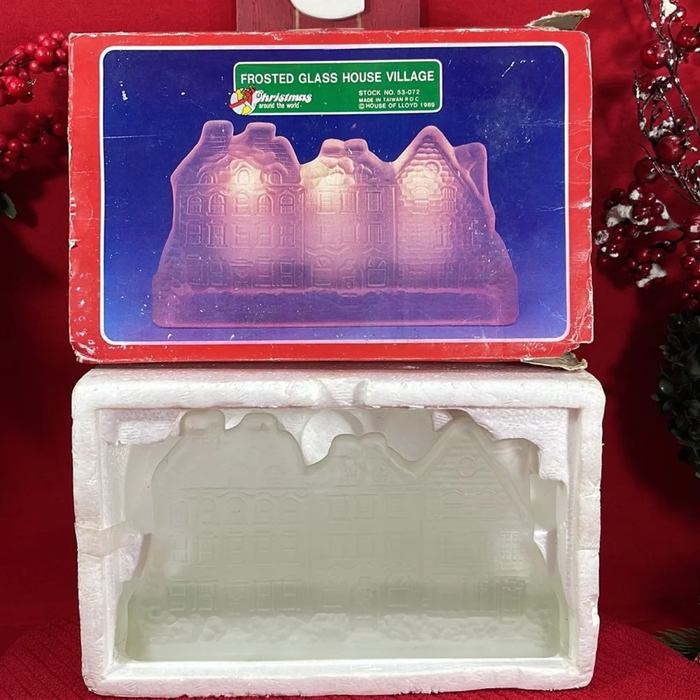 Vintage Foisted Glass House Candle Holder by “CHRISTMAS AROUND THE WORLD” 1989 - Picture 16 of 16